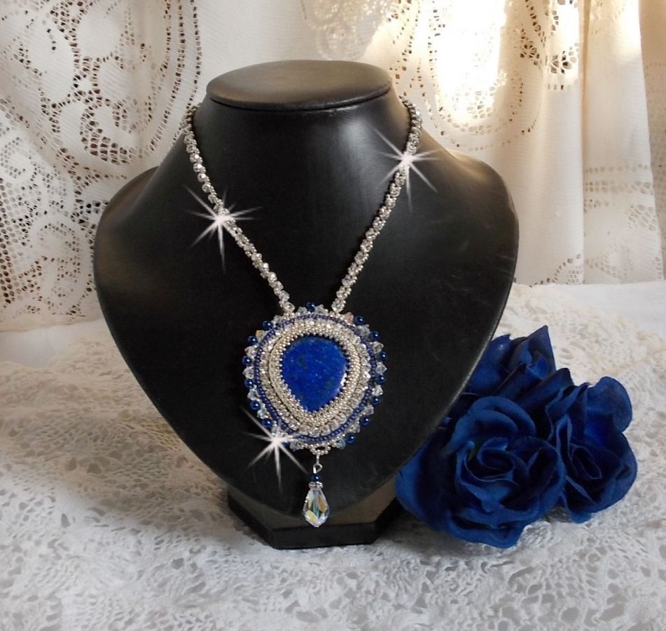 Blauwe Nijl ketting geborduurd met een Lapis Lazuli peer cabochon en Swarovski kristallen