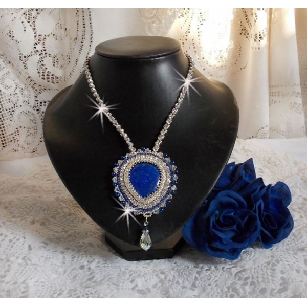 Blauwe Nijl ketting geborduurd met een Lapis Lazuli peer cabochon en Swarovski kristallen