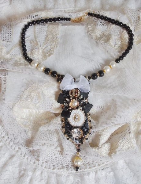 Vintage Sacred Black Haute-Couture ketting geborduurd met Swarovski kristallen, organza lint en Miyuki kralen.