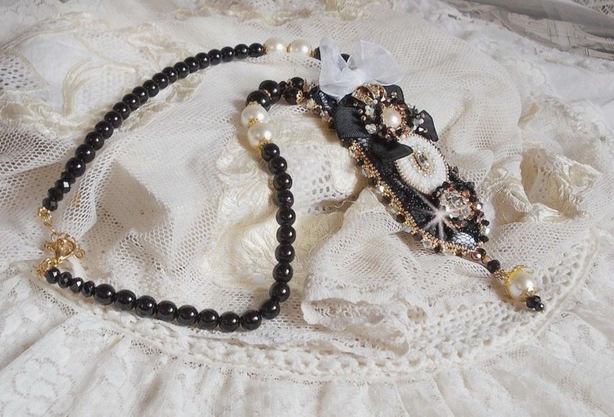 Vintage Sacred Black Haute-Couture ketting geborduurd met Swarovski kristallen, organza lint en Miyuki kralen.