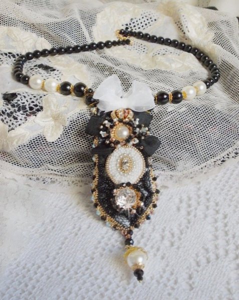 Vintage Sacred Black Haute-Couture ketting geborduurd met Swarovski kristallen, organza lint en Miyuki kralen.
