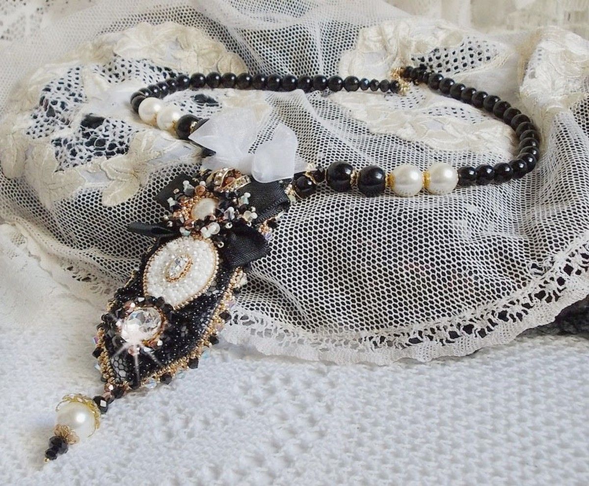 Vintage Sacred Black Haute-Couture ketting geborduurd met Swarovski kristallen, organza lint en Miyuki kralen.
