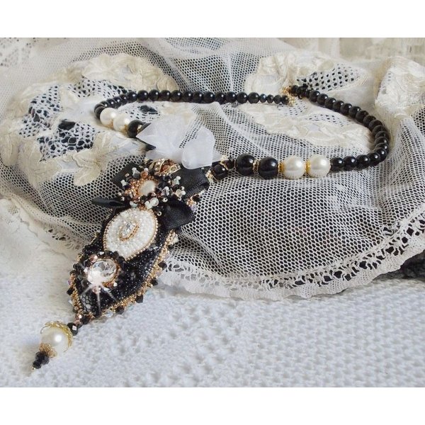 Vintage Sacred Black Haute-Couture ketting geborduurd met Swarovski kristallen, organza lint en Miyuki kralen.