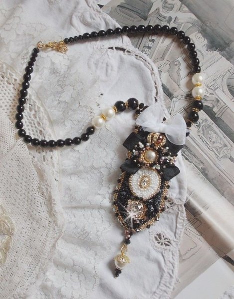 Vintage Sacred Black Haute-Couture ketting geborduurd met Swarovski kristallen, organza lint en Miyuki kralen.