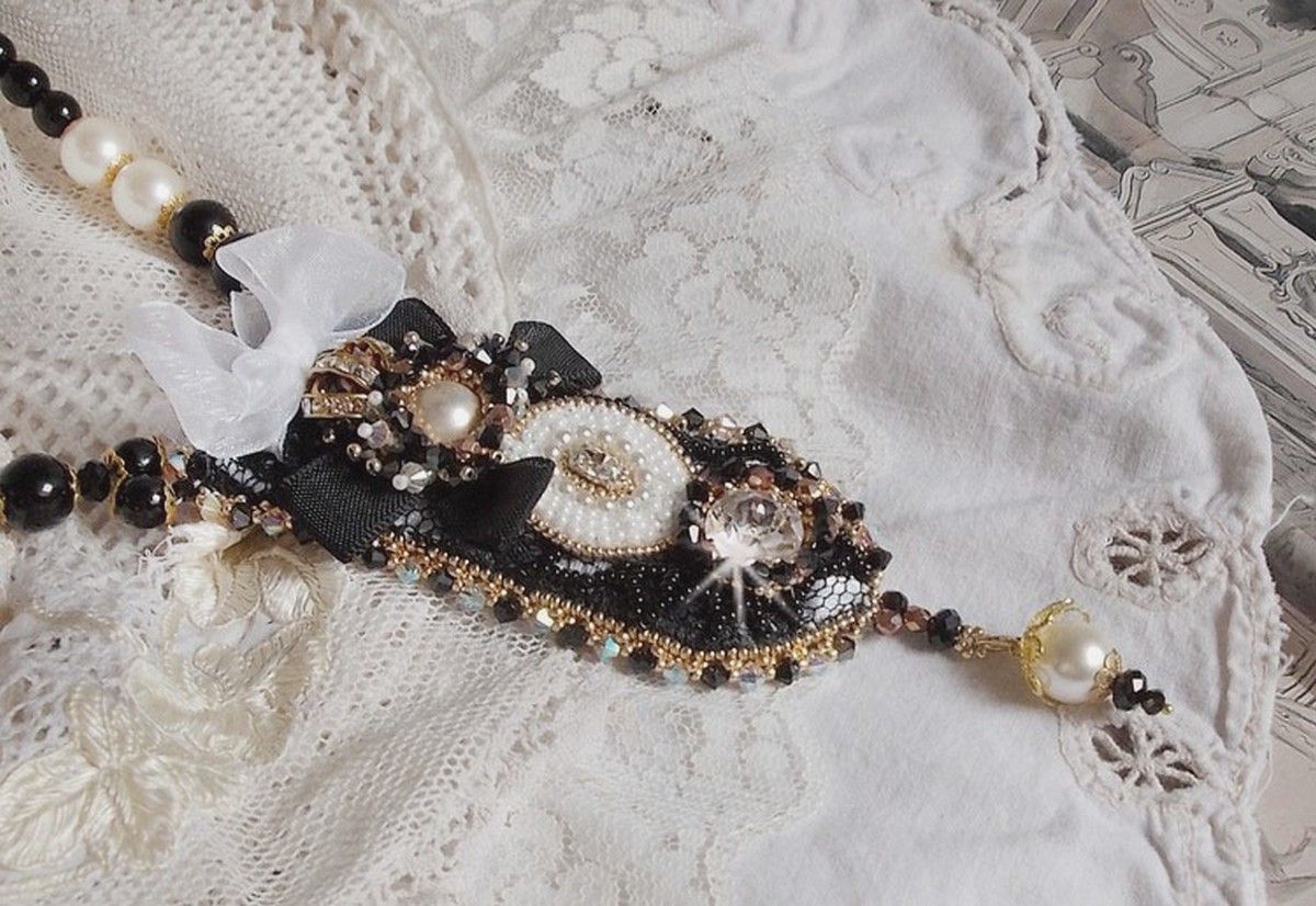 Vintage Sacred Black Haute-Couture ketting geborduurd met Swarovski kristallen, organza lint en Miyuki kralen.