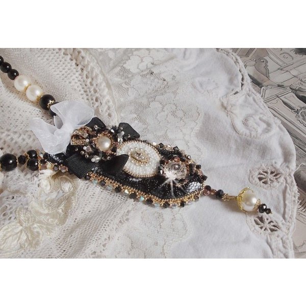 Vintage Sacred Black Haute-Couture ketting geborduurd met Swarovski kristallen, organza lint en Miyuki kralen.