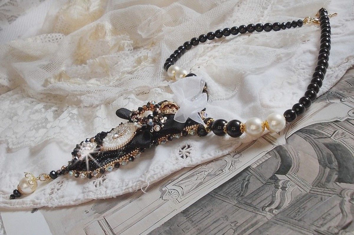 Vintage Sacred Black Haute-Couture ketting geborduurd met Swarovski kristallen, organza lint en Miyuki kralen.