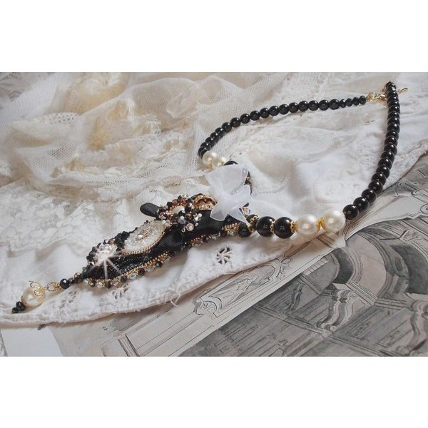 Vintage Sacred Black Haute-Couture ketting geborduurd met Swarovski kristallen, organza lint en Miyuki kralen.