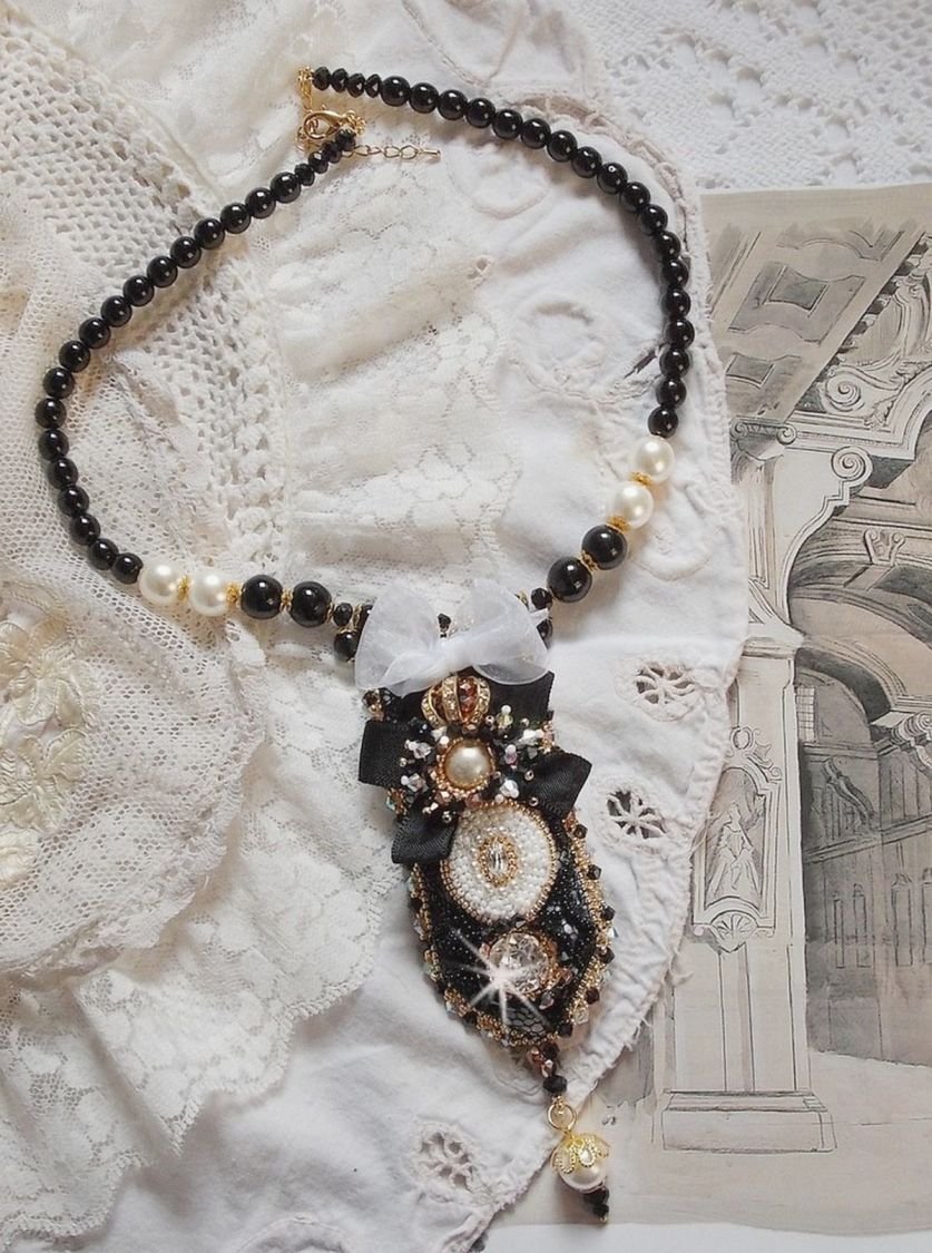 Vintage Sacred Black Haute-Couture ketting geborduurd met Swarovski kristallen, organza lint en Miyuki kralen.