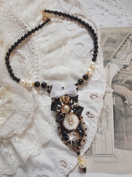 Vintage Sacred Black Haute-Couture ketting geborduurd met Swarovski kristallen, organza lint en Miyuki kralen.
