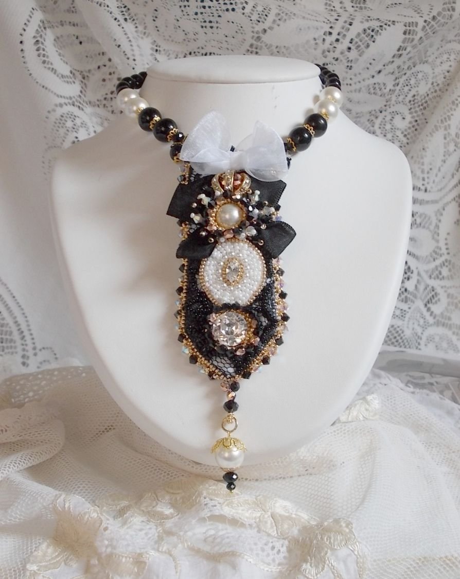 Vintage Sacred Black Haute-Couture ketting geborduurd met Swarovski kristallen, organza lint en Miyuki kralen.