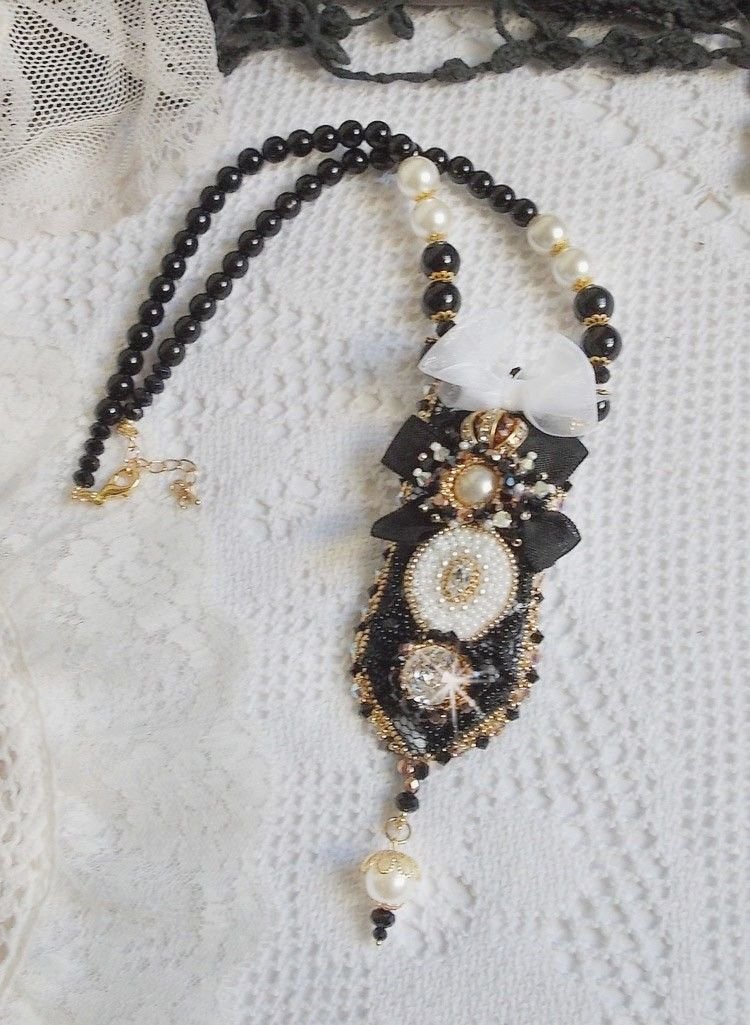 Vintage Sacred Black Haute-Couture ketting geborduurd met Swarovski kristallen, organza lint en Miyuki kralen.
