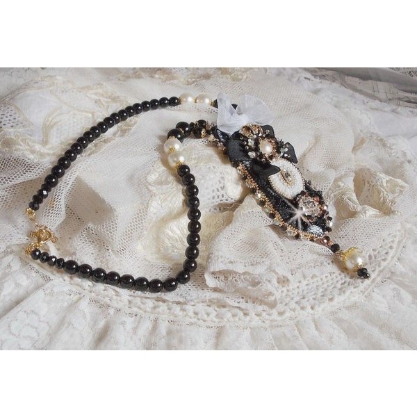 Vintage Sacred Black Haute-Couture ketting geborduurd met Swarovski kristallen, organza lint en Miyuki kralen.