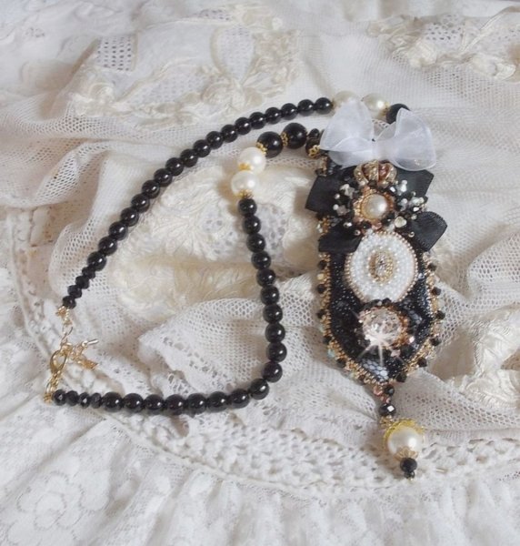 Vintage Sacred Black Haute-Couture ketting geborduurd met Swarovski kristallen, organza lint en Miyuki kralen.