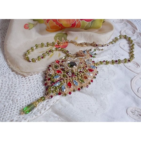 L'Oiseau des Iles ketting geborduurd met Swarovski kristallen, parels en Miyuki rocailles.