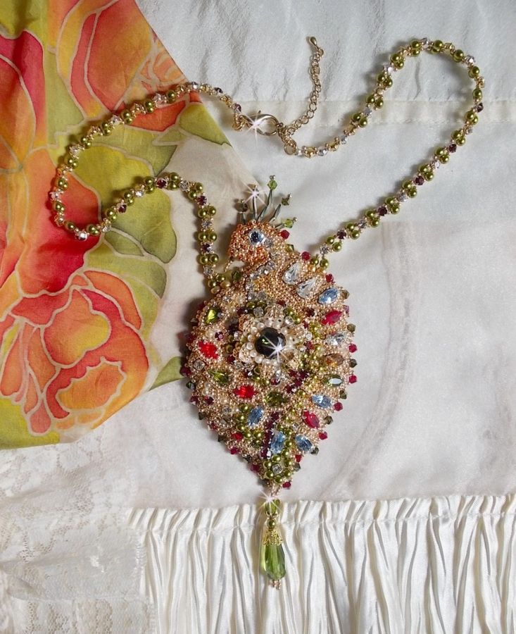 L'Oiseau des Iles ketting geborduurd met Swarovski kristallen, parels en Miyuki rocailles.