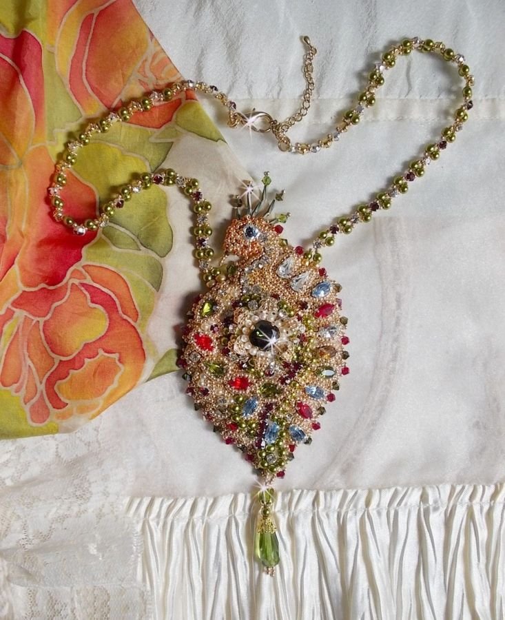 L'Oiseau des Iles ketting geborduurd met Swarovski kristallen, parels en Miyuki rocailles.