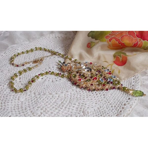 L'Oiseau des Iles ketting geborduurd met Swarovski kristallen, parels en Miyuki rocailles.