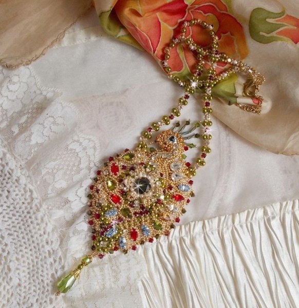 L'Oiseau des Iles ketting geborduurd met Swarovski kristallen, parels en Miyuki rocailles.