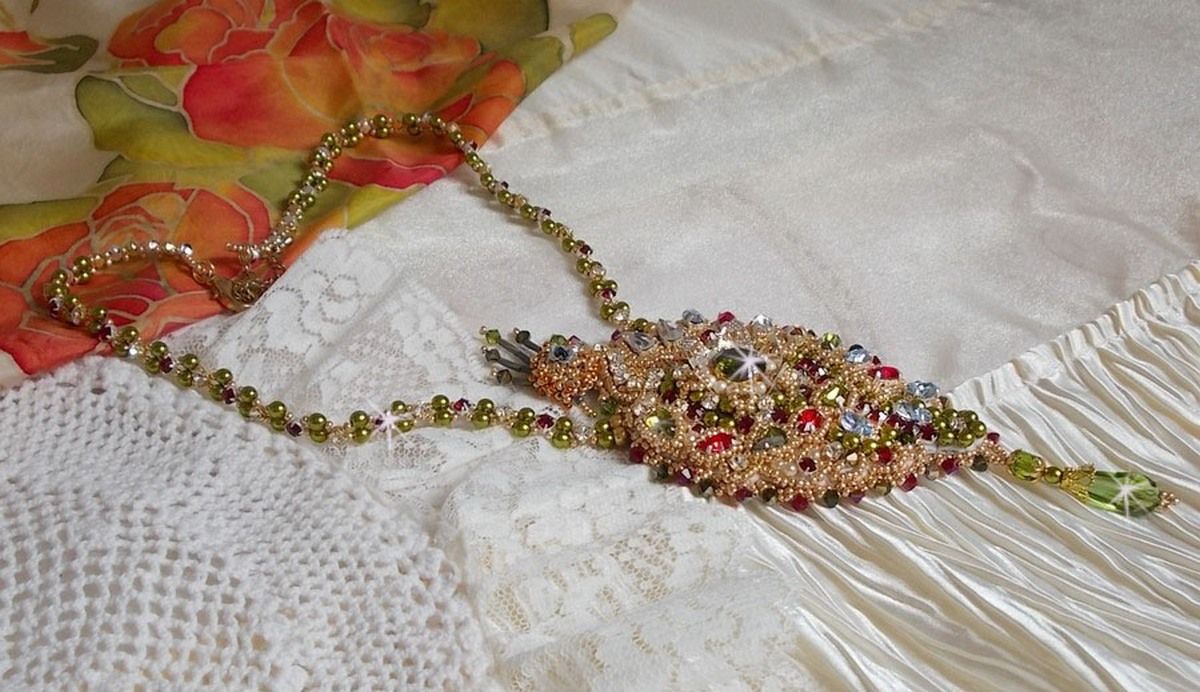 L'Oiseau des Iles ketting geborduurd met Swarovski kristallen, parels en Miyuki rocailles.