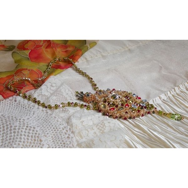 L'Oiseau des Iles ketting geborduurd met Swarovski kristallen, parels en Miyuki rocailles.