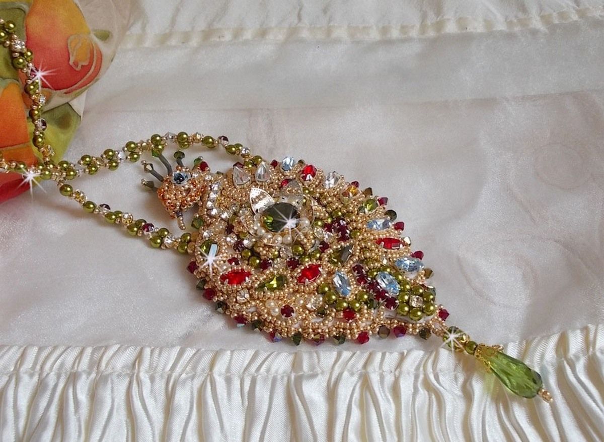 L'Oiseau des Iles ketting geborduurd met Swarovski kristallen, parels en Miyuki rocailles.
