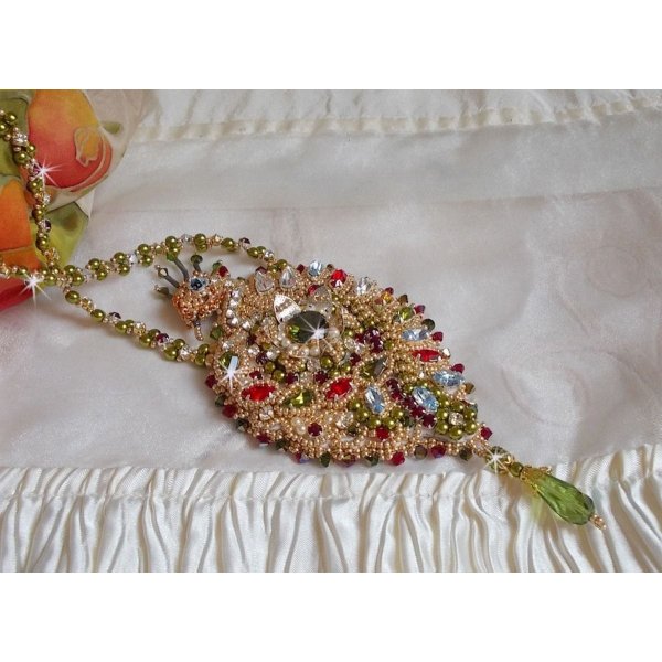 L'Oiseau des Iles ketting geborduurd met Swarovski kristallen, parels en Miyuki rocailles.