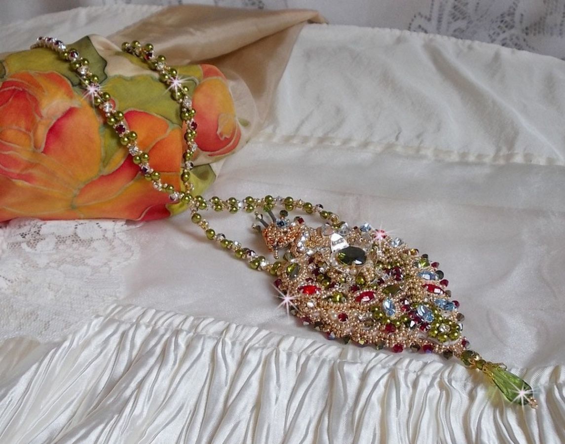 L'Oiseau des Iles ketting geborduurd met Swarovski kristallen, parels en Miyuki rocailles.
