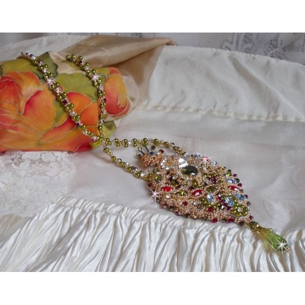 L'Oiseau des Iles ketting geborduurd met Swarovski kristallen, parels en Miyuki rocailles.