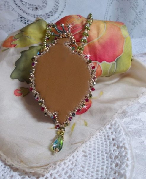 L'Oiseau des Iles ketting geborduurd met Swarovski kristallen, parels en Miyuki rocailles.