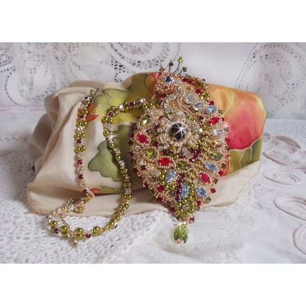 L'Oiseau des Iles ketting geborduurd met Swarovski kristallen, parels en Miyuki rocailles.