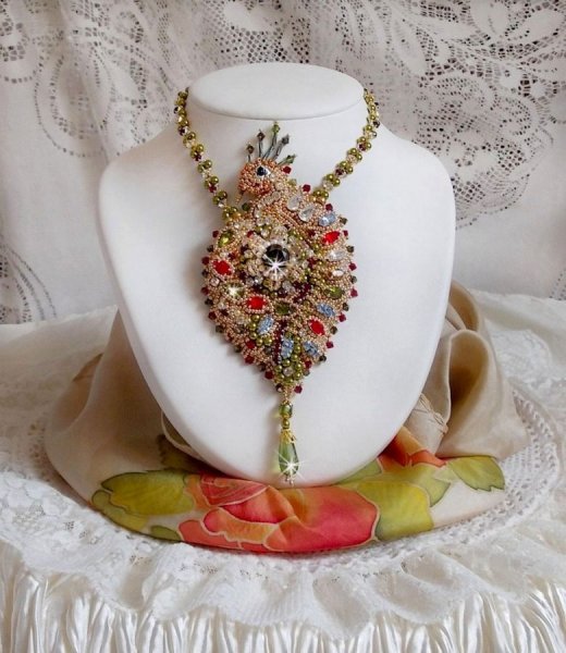 L'Oiseau des Iles ketting geborduurd met Swarovski kristallen, parels en Miyuki rocailles.