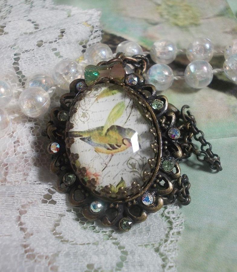 Tuinvogel ketting gemaakt met een braam cabochon en kristallen gemonteerd op bronzen accessoires