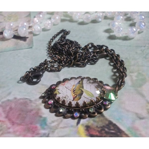 Tuinvogel ketting gemaakt met een braam cabochon en kristallen gemonteerd op bronzen accessoires