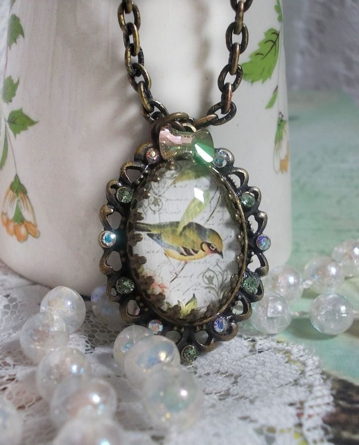 Tuinvogel ketting gemaakt met een braam cabochon en kristallen gemonteerd op bronzen accessoires
