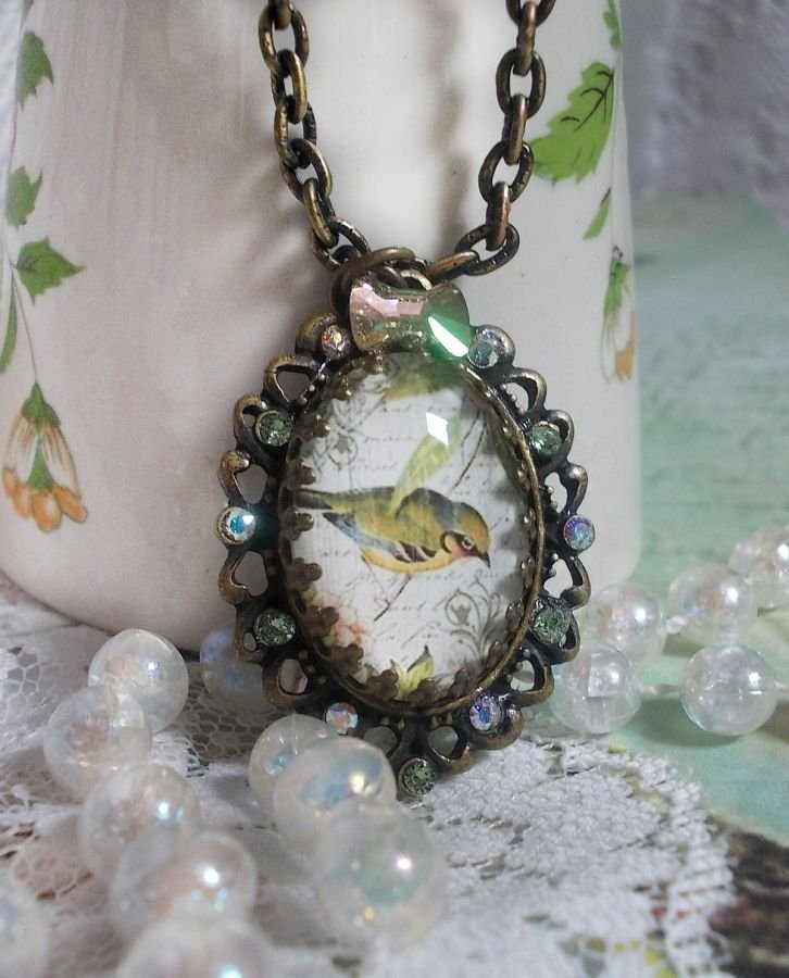 Tuinvogel ketting gemaakt met een braam cabochon en kristallen gemonteerd op bronzen accessoires