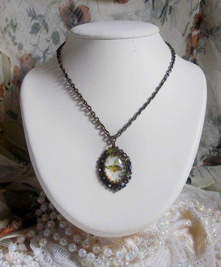 Tuinvogel ketting gemaakt met een braam cabochon en kristallen gemonteerd op bronzen accessoires