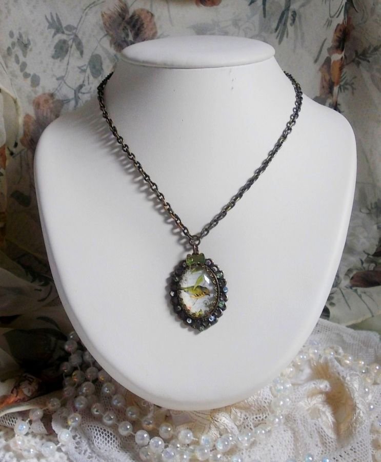 Tuinvogel ketting gemaakt met een braam cabochon en kristallen gemonteerd op bronzen accessoires