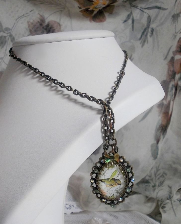 Tuinvogel ketting gemaakt met een braam cabochon en kristallen gemonteerd op bronzen accessoires