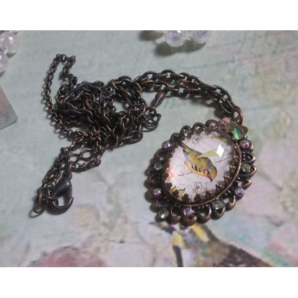 Tuinvogel ketting gemaakt met een braam cabochon en kristallen gemonteerd op bronzen accessoires