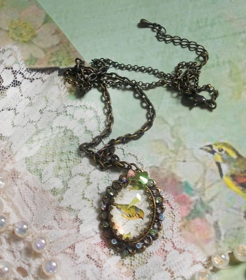 Tuinvogel ketting gemaakt met een braam cabochon en kristallen gemonteerd op bronzen accessoires