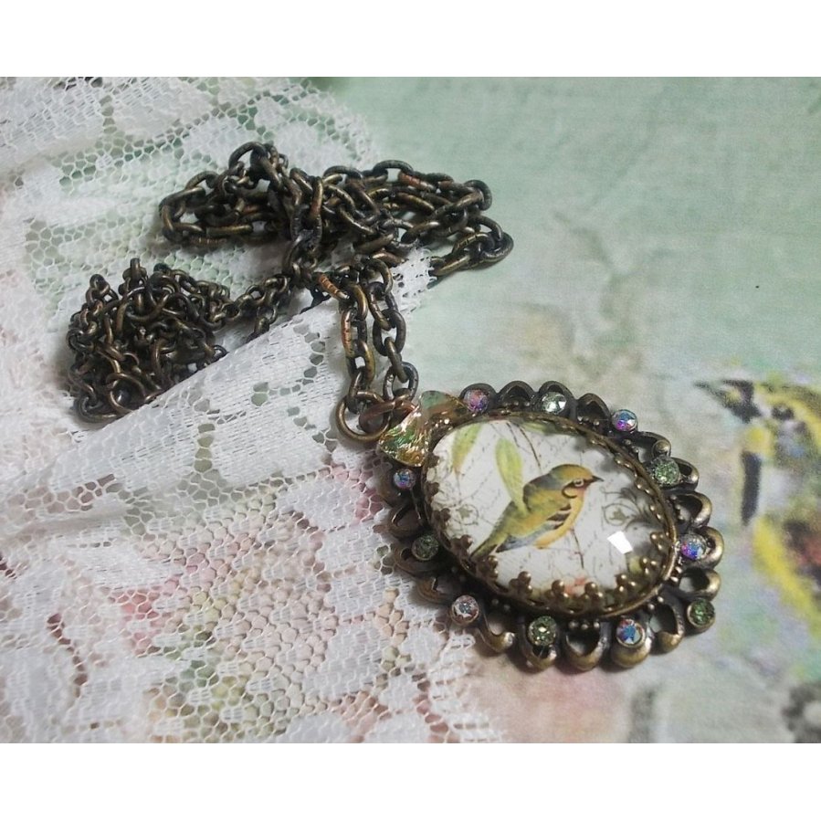 Tuinvogel ketting gemaakt met een braam cabochon en kristallen gemonteerd op bronzen accessoires