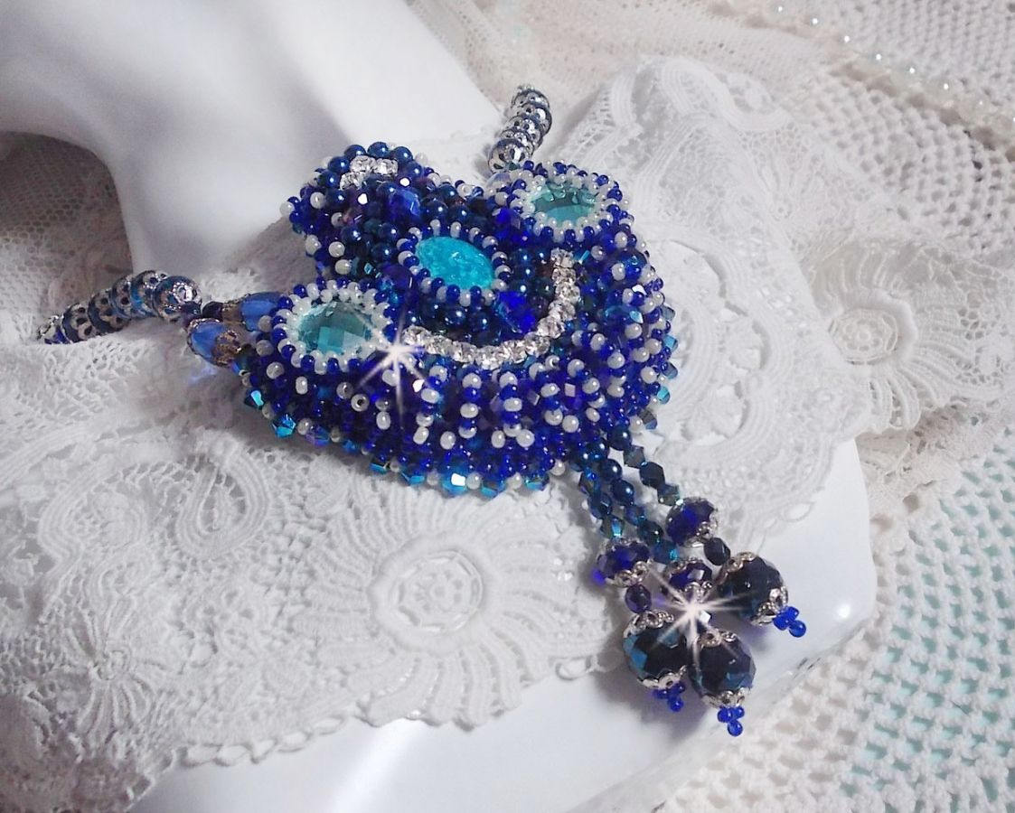 Paris Divine ketting geborduurd met Swarovski kristallen, Boheemse kristalkralen en rocailles. 