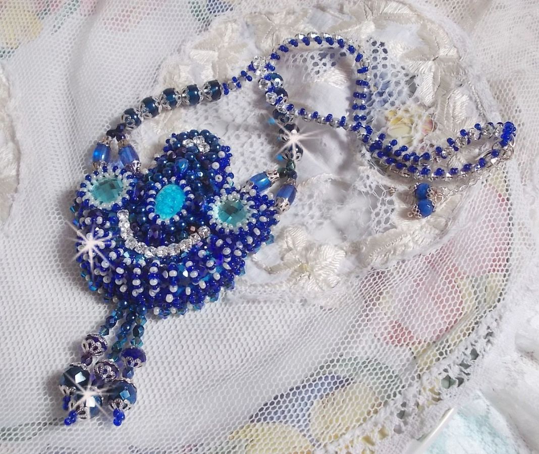 Paris Divine ketting geborduurd met Swarovski kristallen, Boheemse kristalkralen en rocailles. 