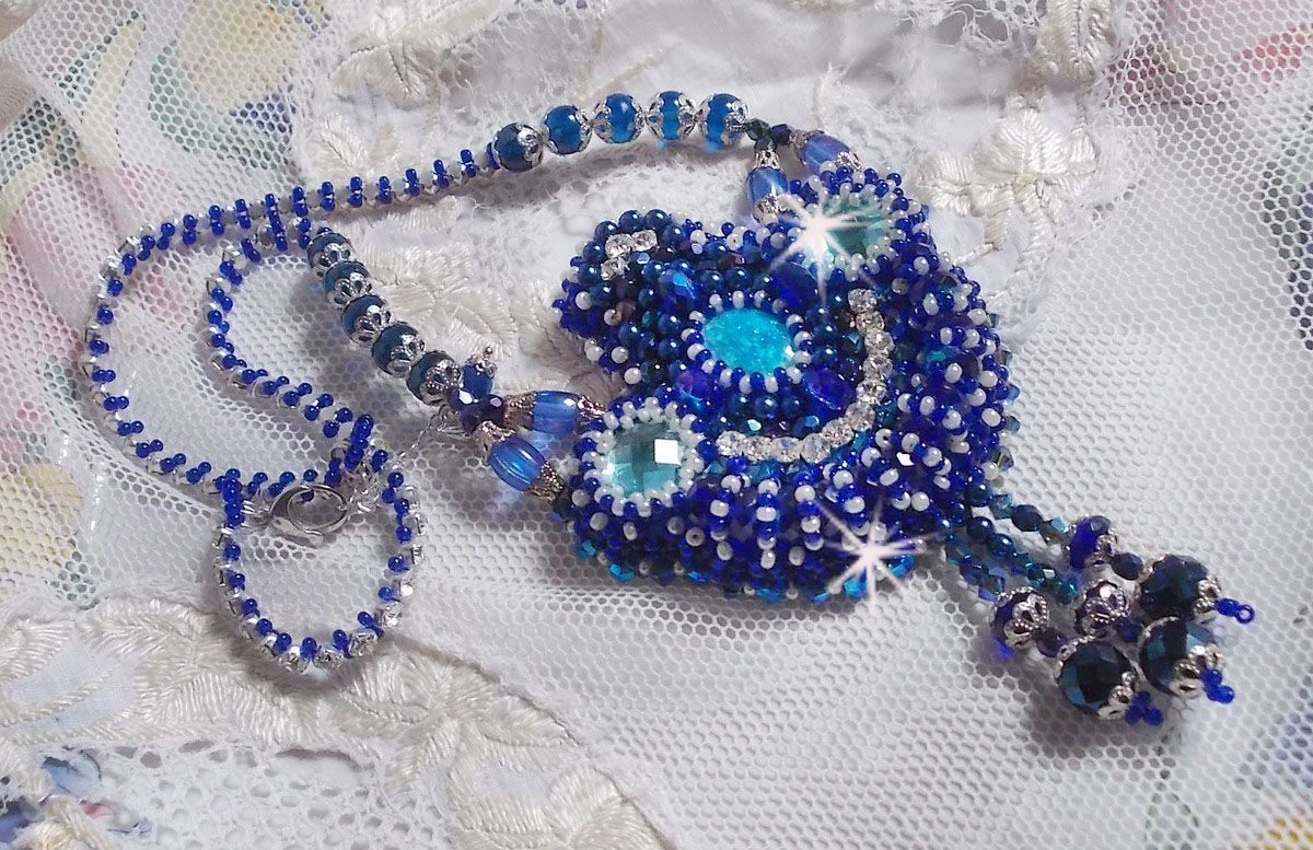 Paris Divine ketting geborduurd met Swarovski kristallen, Boheemse kristalkralen en rocailles. 