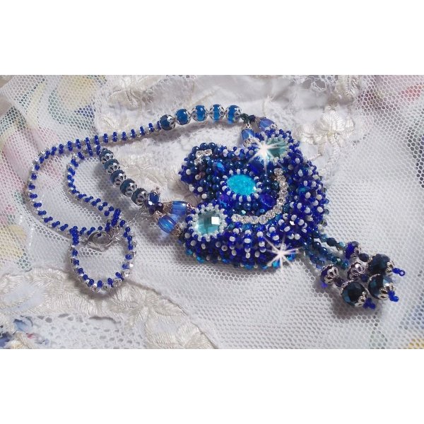 Paris Divine ketting geborduurd met Swarovski kristallen, Boheemse kristalkralen en rocailles. 