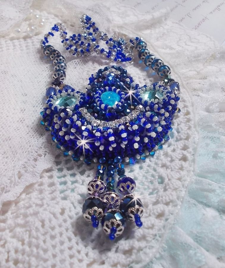Paris Divine ketting geborduurd met Swarovski kristallen, Boheemse kristalkralen en rocailles. 