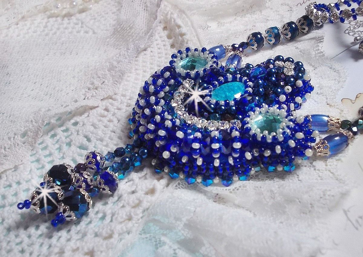 Paris Divine ketting geborduurd met Swarovski kristallen, Boheemse kristalkralen en rocailles. 