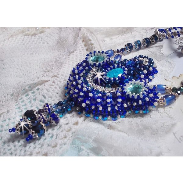 Paris Divine ketting geborduurd met Swarovski kristallen, Boheemse kristalkralen en rocailles. 