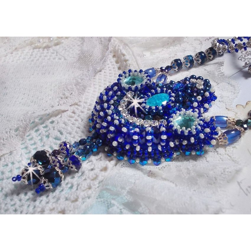 Paris Divine ketting geborduurd met Swarovski kristallen, Boheemse kristalkralen en rocailles. 